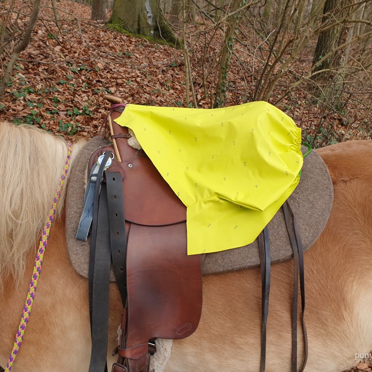 Regenreitrock mit Sattelregenschutz