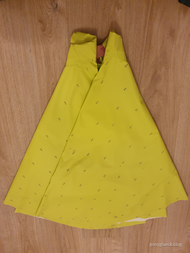 Regenreitrock zusammenfalten